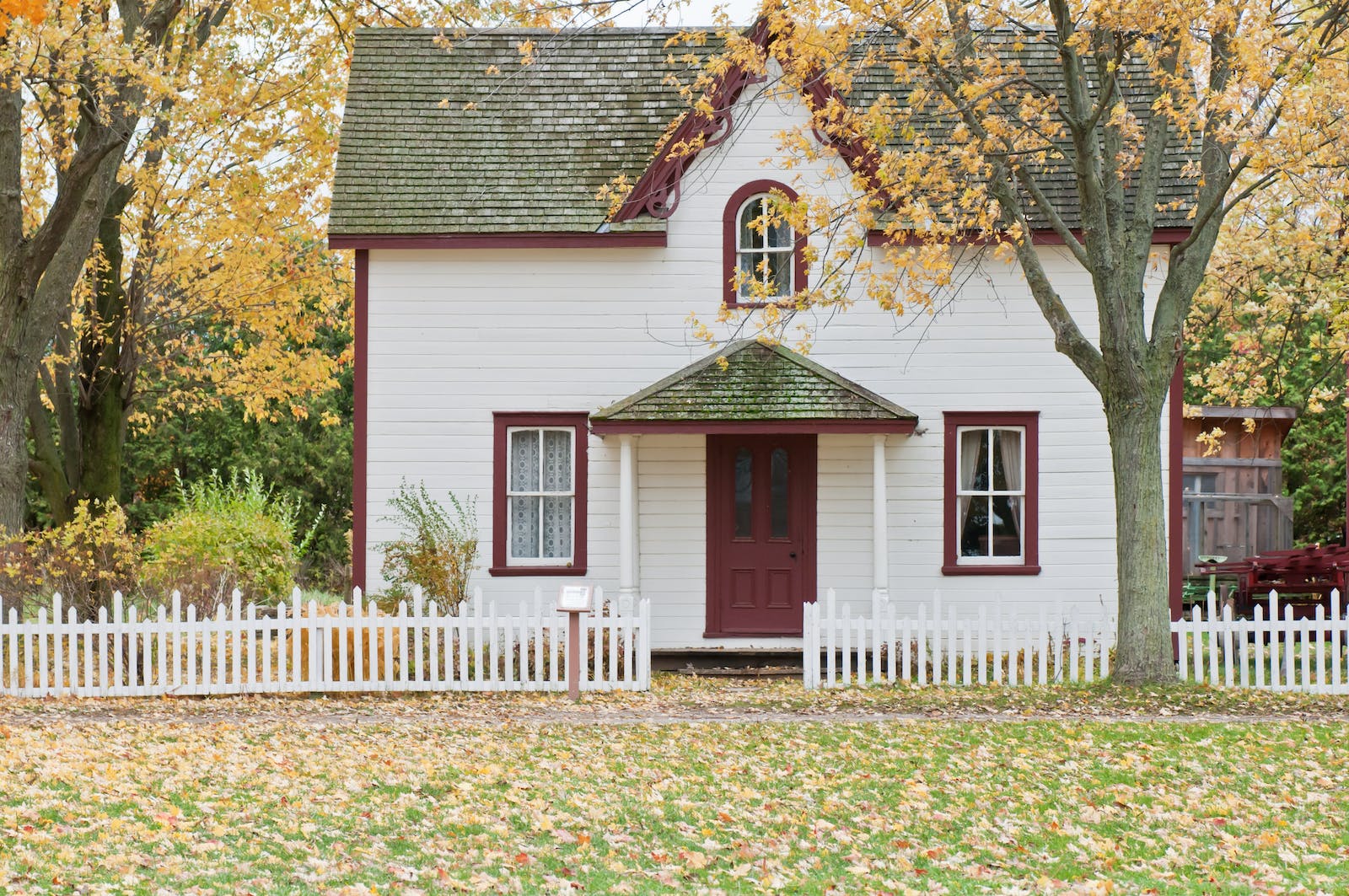 wit houten huis met wit tuinhek